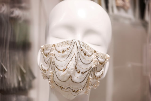 Masker wajah yang dihiasi berlian, platinum, dan kristal Swarovski di Tokyo, Jepang. Foto: Issei Kato/REUTERS