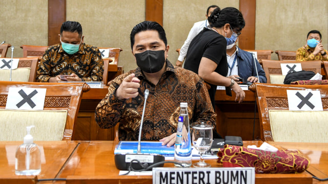 Menteri Badan Usaha Milik Negara (BUMN) Erick Thohir saat mengikuti rapat kerja dengan Komisi VI DPR di Kompleks Parlemen, Senayan, Jakarta, Senin (30/11).  Foto: M Risyal Hidayat/ANTARA FOTO