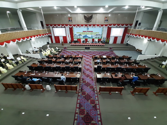 Suasana rapat pengesahan APBD Kepri 2021 di kantor DPRD Provinsi Kepri. Foto: Ismail/kepripedia.com