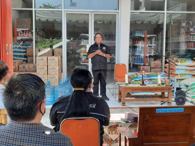 Ketua Yayasan Pendidikan Tinggi Nusa Nipa, Drs. Sabinus Nabu, menyampaikan sambutan saat peluncuran Nusa Nipa Mart, Senin (30/11/2020) siang. Foto: istimewa. 