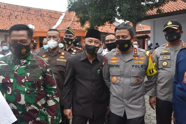 Kapolda Jawa Barat, Irjen Pol Ahmad Dofiri meninjau persiapan Komisi Pemilihan Umum (KPU) Indramayu dalam pelaksanaan Pilkada 2020, Senin (30/11/2020). (Istimewa)