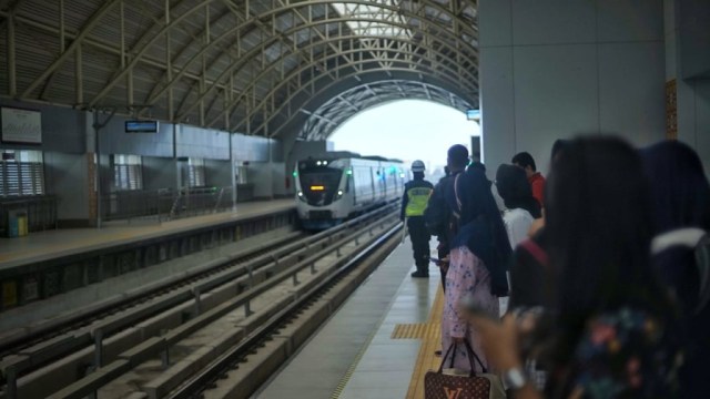 LRT di Palembang, sejumlah penumpang menunggu kedagangan kereta. (Foto. Ary Prianto/Urban Id)