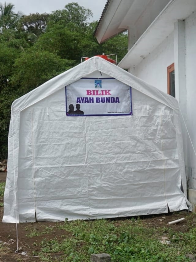 Bilik asmara atau bilik Ayah Bunda yang didirikan di selatan barak pengungsian Merapi di Balai Desa Glagaharjo, Cangkringan, Kabupaten Sleman. Foto: Dok. Istimewa