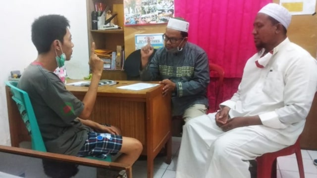Prosesi pengucapan kalimat syahadat dipandu oleh petugas dari Mualaf Center Indonesia Regional Jambi. Foto: Jambikita.id
