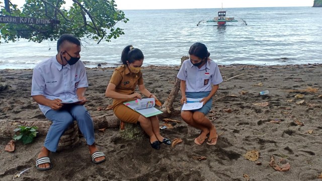 Marike Ines Bidara, guru matematika di SMK Negeri 3 Kota Bitung memberikan pelajaran secara luring kepada para siswa yang ada di Pulau Lembeh, Sulawesi Utara