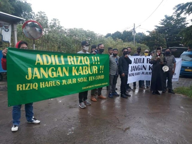 Sejumlah warga aksi di depan kediaman Habib Rizieq di perumahan Mutiara Sentul. Foto: Dok. Istimewa