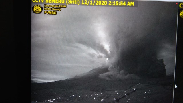 Gunung Semeru Meletus, Luncuran Awan Panas Capai 3 Ribu Meter (1)