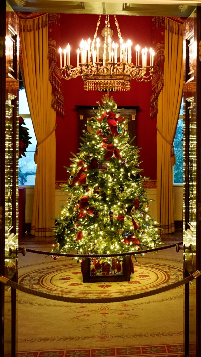 Pohon natal di Red Room Gedung Putih jelang Natal 2020, di Washington, AS, Senin (30/11). Foto: Patrick Semansky/AP Photo