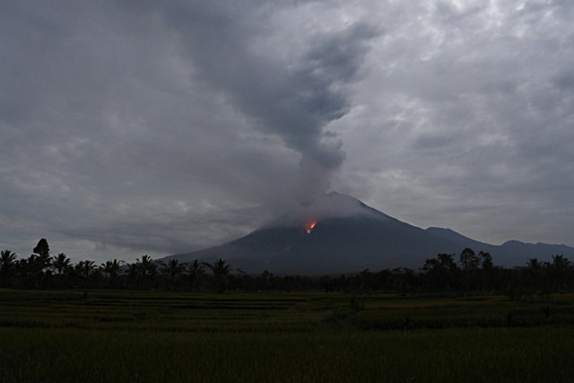 Guguran lava pijar teramati dari Kecamatan Candipuro, Lumajang, Jawa Timur, Selasa (1/12).  Foto: Seno/ANTARA FOTO