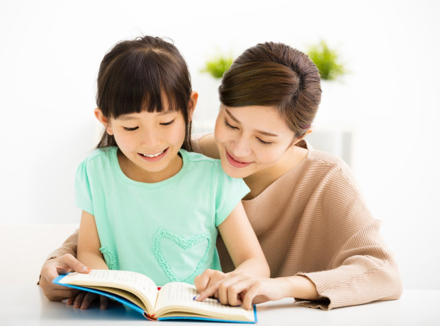 Ilsutrasi ibu mendampingi anak belajar. Foto: Shutterstock
