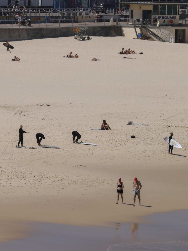 Pengunjung pantai berjemur di hari pertama musim panas di Pantai Bondi di Sydney, Australia, Selasa (1/12). Foto: Loren Elliott/Reuters