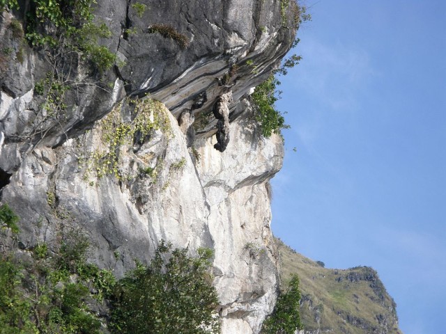 Batu Gantung. Foto: Wikimedia Commons
