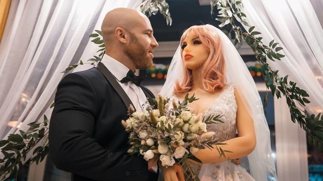 Pernikahan Yuri Tolochko dan robot seksnya, Margo. Foto: Instagram/Yuri Tolochko