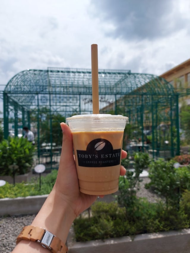 Iced Latte Toby's Estate di Urban Farm PIK, Jakarta Utara Foto: Azalia Amadea/Kumparan