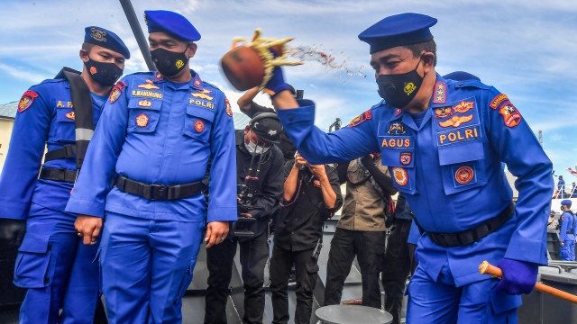 Kabaharkam Polri Komjen Pol Agus Andrianto (kanan) memecahkan kendi pada acara HUT ke-70 Polairud di Mako Korpolairud Baharkam Polri, Jakarta, Selasa (1/12/2020).  Foto: Muhammad Adimaja/ANTARA FOTO