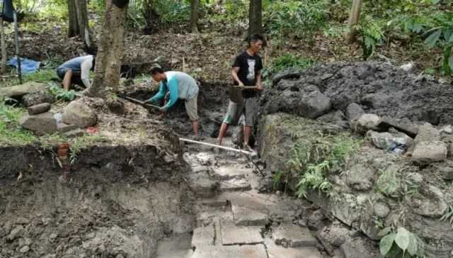 Petugas saat melakukan ekskavasi di lokasi penemuan petirtaan kuno di areal Gunung Klotok.  Foto: ANTARA FOTO/HO