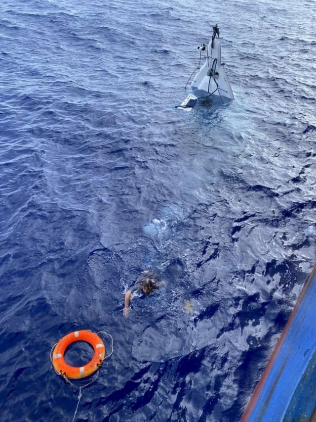 Stuart Bee berenang ke kapal penyelamat setelah ditemukan di kapalnya yang terbalik 86 mil di timur Port Canaveral, menurut US Coast Guard, di Florida, AS, (29/11). Foto: Coast Guard 7th District Jacksonville/Handout via REUTERS