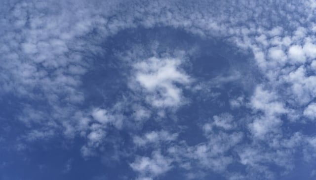 Ilustrasi awan berbentuk cincin.  Foto: Wikimedia Commons