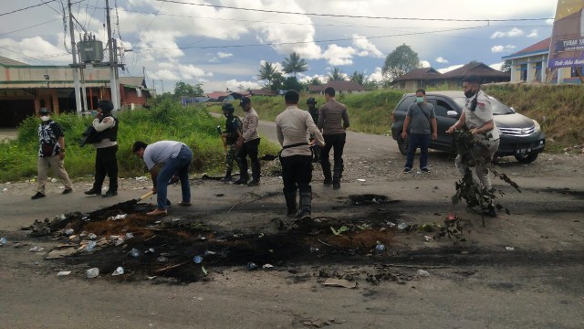 Pembersihan material sisa kebakaran di sejumlah titik di Tanah Merah, ibu kota Kabupaten Boven Digoel. (Dok Polda Papua)