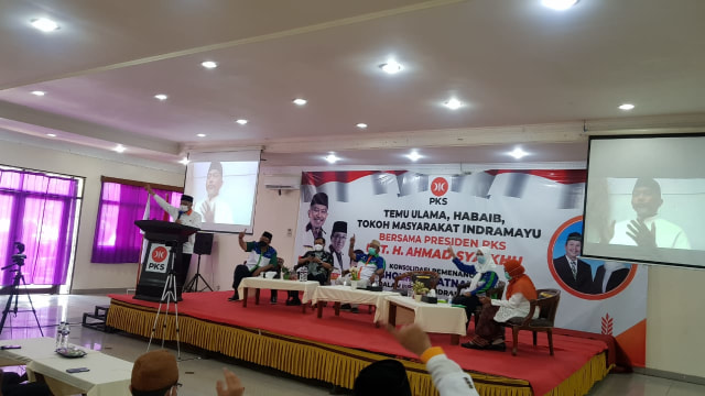 Presiden PKS, Ahmad Syaikhu mengintruksikan kepada seluruh pengurus, kader dan simpatisan PKS Kabupaten Indramayu untuk memenangkan pasangan Muhamad Sholihin-Ratnawati (Sholawat) dalam Pilkada 2020. (Tomi Indra)