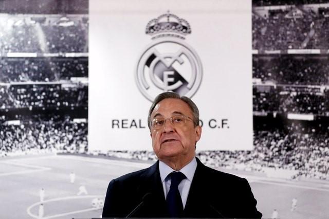 FOTO FILE: Presiden Real Madrid Florentino Perez melihat ke hadapan media di stadion Santiago Bernabeu di Madrid, Spanyol, 4 Januari 2016. REUTERS / Juan Medina Gambar Disediakan oleh Action Images