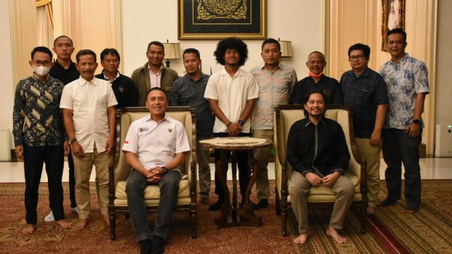 Ketum PSSI Mochamad Iriawan bersama CEO Barito Putera bertemu Bagus Kahfi. Foto: Media PSSI