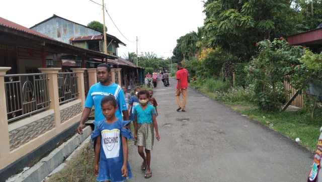 Masyarakat di Pulau Doom, Kota Sorong, Papua Barat yang tampak melakukan aktivitas seperti biasa, foto : Yanti