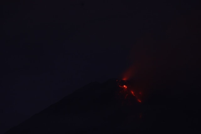 Letupan lava pijar di puncak Mahameru, Kawah Jonggring Seloka, pada Selasa mala (1/12/2020). Foto: Ben