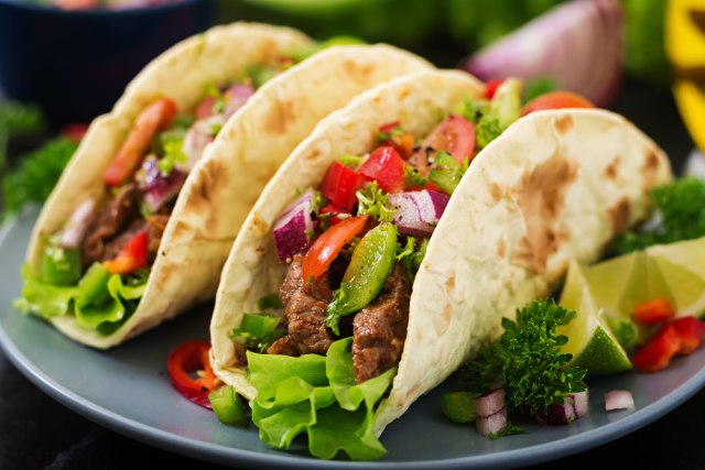 Taco merupakan salah satu makanan yang terinspirasi cita rasa Meksiko dan populer di kalangan masyarakat Amerika. Foto: Shutterstock