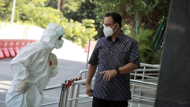 Gubenrnur DKI Jakarta Anies Baswedan saat melakukan pemeriksaan kesehatan di RSUD Pasar Minggu, Jakarta Selatan,  Selasa (1/12). Foto: Instagram/@aniesbaswedan
