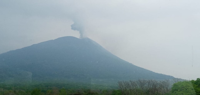 Foto dari Pos Pemantauan Gunungapi Ile Lewotolok, Rabu (2/12/2020) sore. Foto: Teddi Lagamaking. 