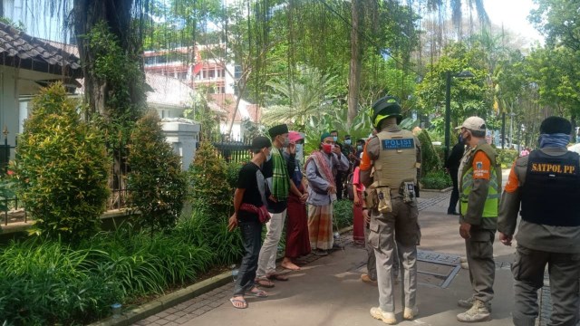 Sejumlah Pemuda Tenteng Celurit di Medan Merdeka Selatan, Satpol PP Bertindak (8318)