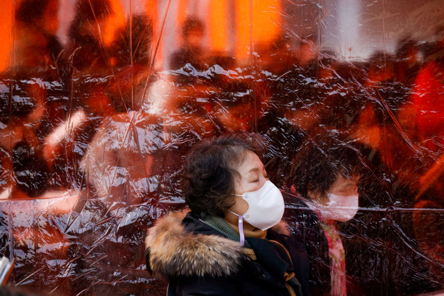 Suasana saat umat Buddha berdoa untuk keberhasilan anak mereka yang akan melaksanakan ujian masuk perguruan tinggi negeri di kuil Buddha di Seoul, Korea Selatan. Foto: Kim Hong-Ji/Reuters