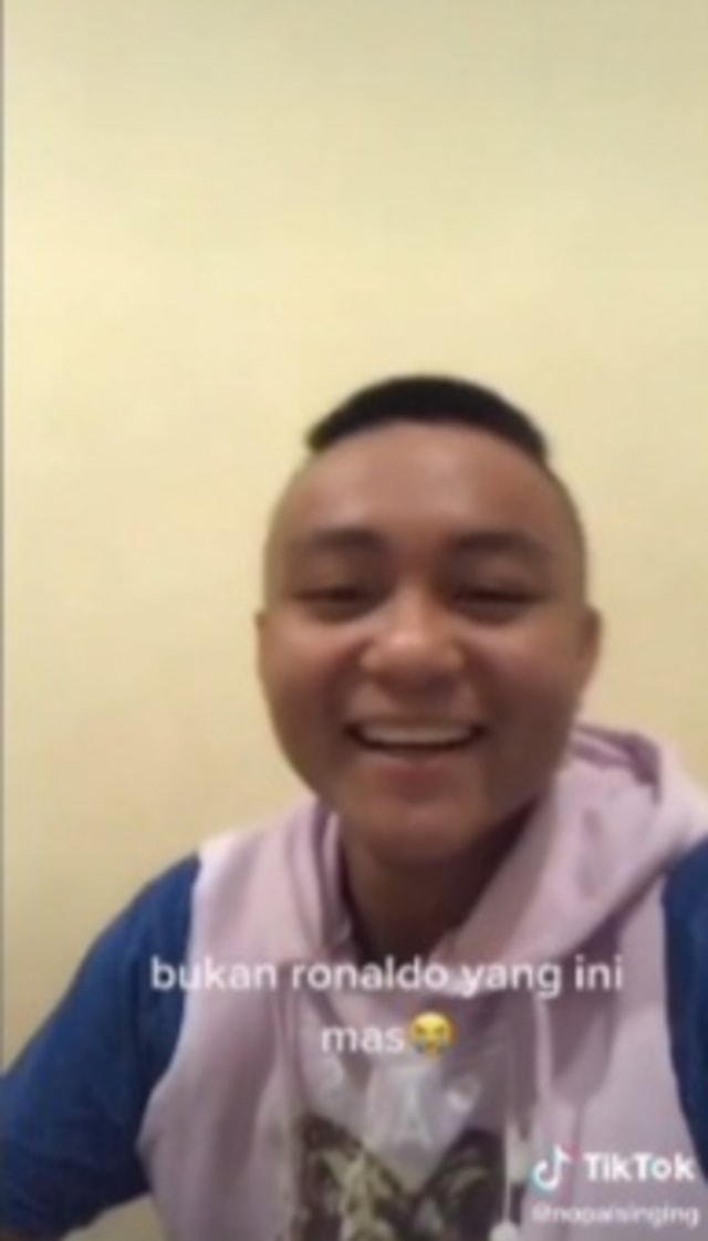 Viral pemuda asal Sulawesi Selatan bernama Nopal pengin pangkas rambut kayak Cristiano Ronaldo malah jado Ronaldo asal Brasil. (Foto: TikTok/@nopalsinging)