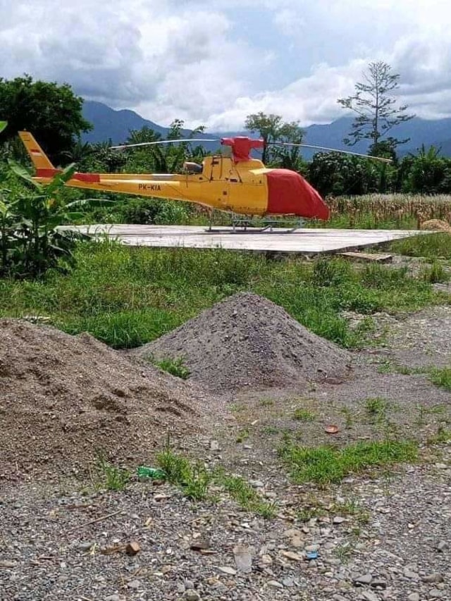 Tampak helikopter yang digunakan Kepala kampung Aifamas, Bernardus Aifamas saat mengangkut logistik