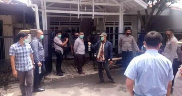  Tim Penyidik KPK melakukan penggeledahan di rumah tersangka Abdul Rozaq Muslim (ARM) yang berlokasi di Desa Karangampel Kidul, Kecamatan Karangampel, Kabupaten Indramayu, Jawa Barat pada Rabu (02/12/2020). (Tomi Indra)
