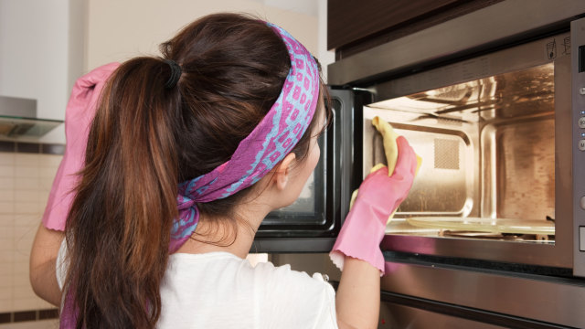 Cara Bersihkan Microwave dengan Bahan Sederhana (340347)