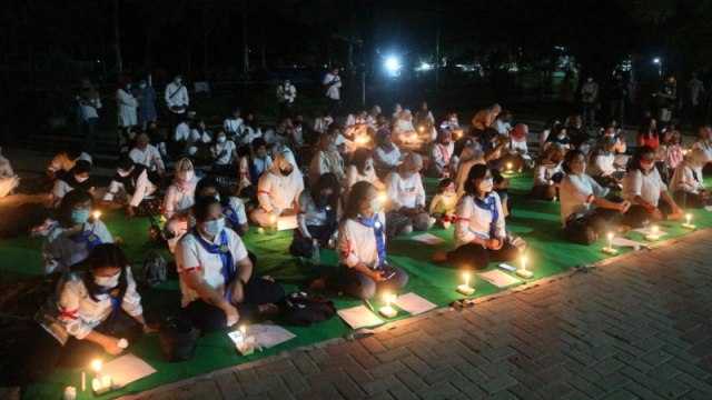 Doa lintas iman oleh gerakan perempuan bersatu Sulteng yang dilangsungkan Rabu (2/12) malam di Taman Gelanggan Olahraga Palu. Foto: Kristina Natalia/PaluPoso