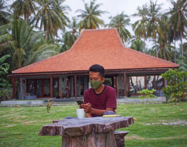 Wisatawan tetap menerapkan protokol kesehatan terutama masker saat berada di destinasi wisata dan penginapan Surf Villa Pesisir Barat, Rabu (2/12) | Foto : Dimas Prasetyo/Lampung Geh