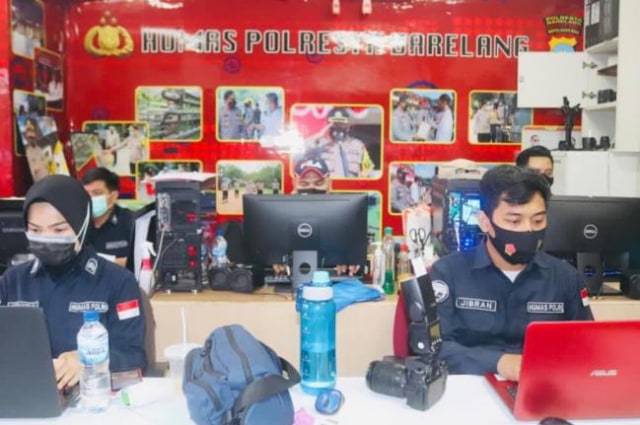 Tim Cyber Crime Polresta Barelang memantau aktivitas dunia maya jelang Pilkada 2020. (Foto: Yude/Batamnews)