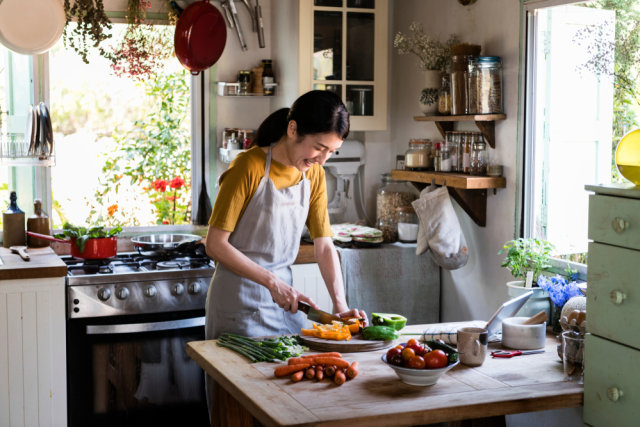 Tetap Produktif, Ini 4 Keterampilan yang Bisa Kamu Kembangkan di Rumah (43048)