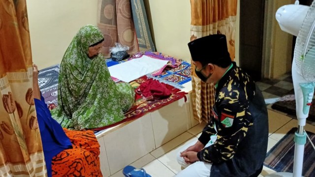 Ketua GP Ansor Pamekasan, Syafiuddin, mengunjungi rumah orang tua Mahfud MD, Rabu (2/12).  Foto: Dok. Istimewa