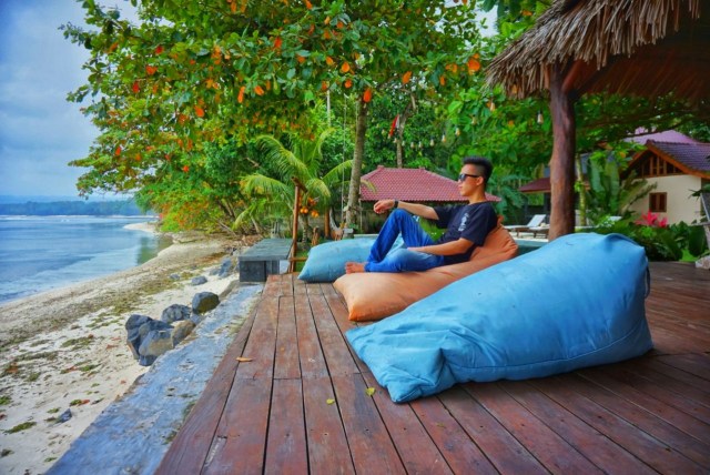 Menikmati pemandangan laut dari Be Ocean Krui, Kamis (19/11) | Foto: Syahwa Roza Hariqo/Lampung Geh