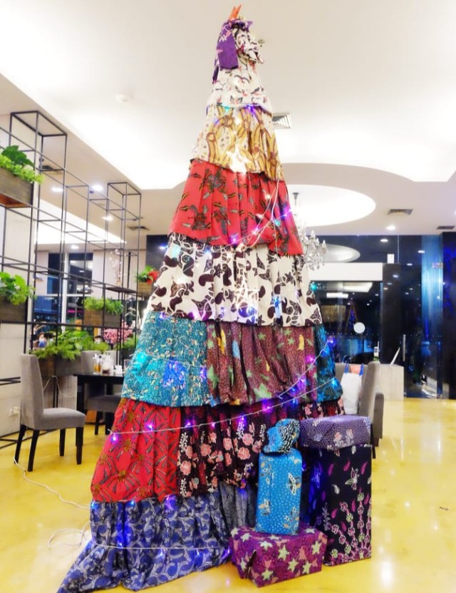 Pohon Natal dari kain batik Pamekasan karya desainer Embran Nawawi ini terpajang di lobi Quest Hotel Surabaya. Foto-foto: Masruroh/Basra