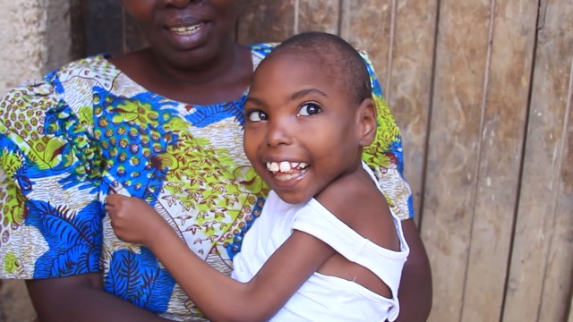 Cynthia, perempuan dengan 70 gigi di Afrika. Foto: YouTube/Afrimax English