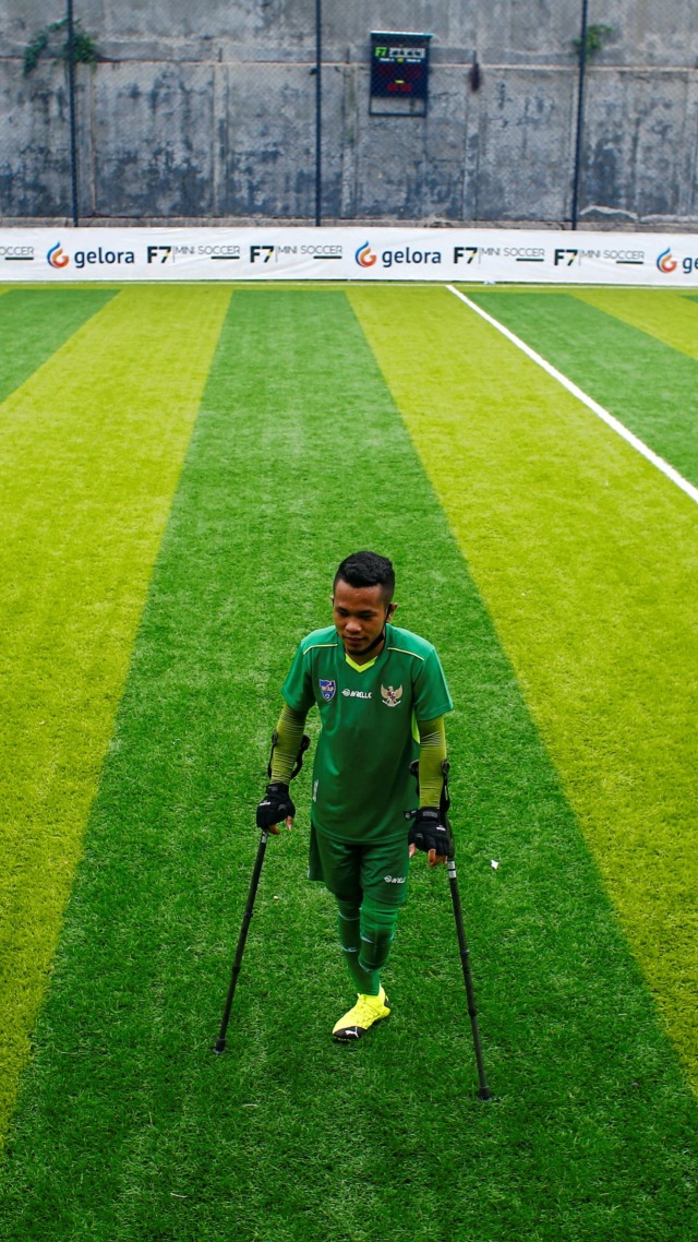 Pemain dari Garuda Indonesia Amputee Football (Garuda INAF) bersiap bermain sepak bola pada peringatan hari disabilitas internasional di Jakarta, Kamis (3/12). Foto: Ajeng Dinar Ulfiana/REUTERS
