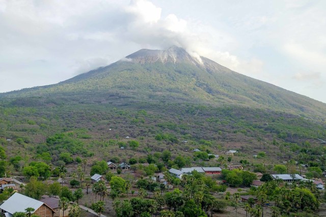 Gunung api Ili Lewotolok mengeluarkan material vulkanik di Kecamatan Ile Ape, Kabupaten Lembata,  NTT, Rabu (2/12/2020). Foto: Kornelis Kaha/ANTARA FOTO