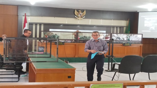 BUPATI Kuantan Singingi (Kuansing), Riau, Mursini, saat bersaksi dalam persidangan dugaan korupsi makan minum dan 5 kegiatan lainnya senilai Rp 13,3 miliar, Kamis (3/12/2020), di PN Tipikor Pekanbaru. 