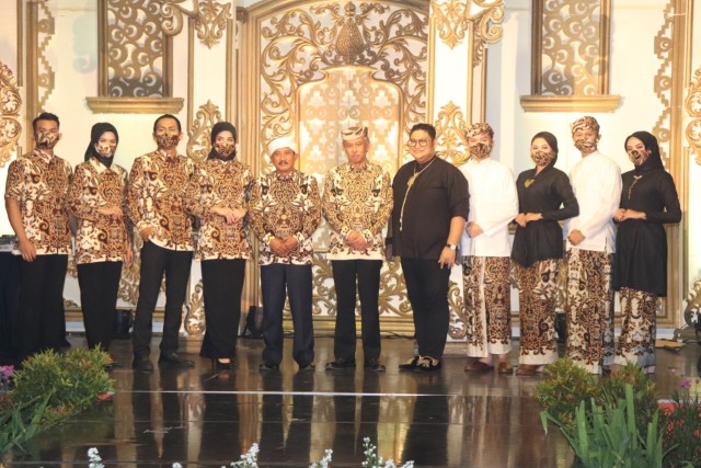 Jajaran pegawai Pemkab Cirebon memakai batik Mande Praja Caruban. (Juan)