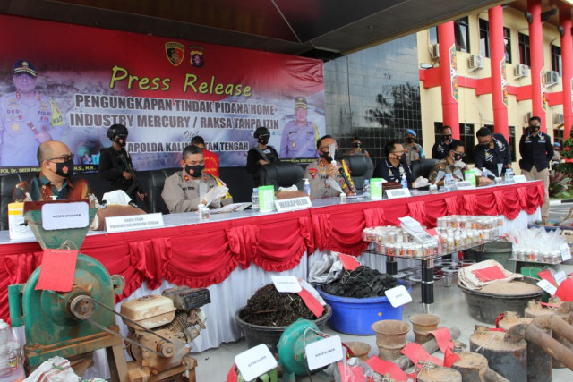Kapolda Kalteng Irjen Pol Dedi Prasetyo bersama sejumlah PJU Polda Kalteng dalan konferensi pers, Kamis (3/11).